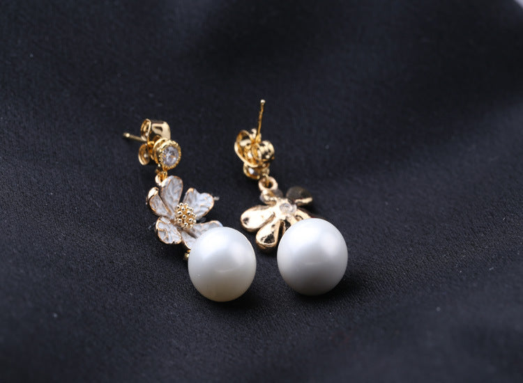 Boucles d'oreilles à tige en forme de pétale et de perles de coquillage