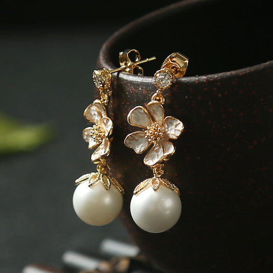 Boucles d'oreilles à tige en forme de pétale et de perles de coquillage