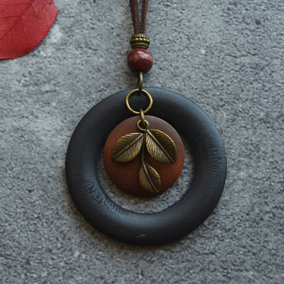 Collier littéraire simple en bois avec petites feuilles et cercle
