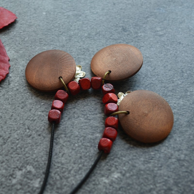 Collier long à pendentif floral en copeaux de bois