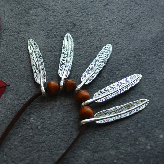 Collier pendentif simple en perles de bois et feuilles