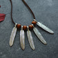 Collier pendentif simple en perles de bois et feuilles